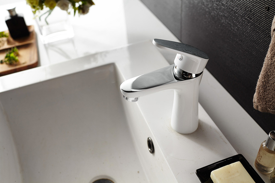 Torneira contemporânea para lavatório em latão meio cromo meio branco